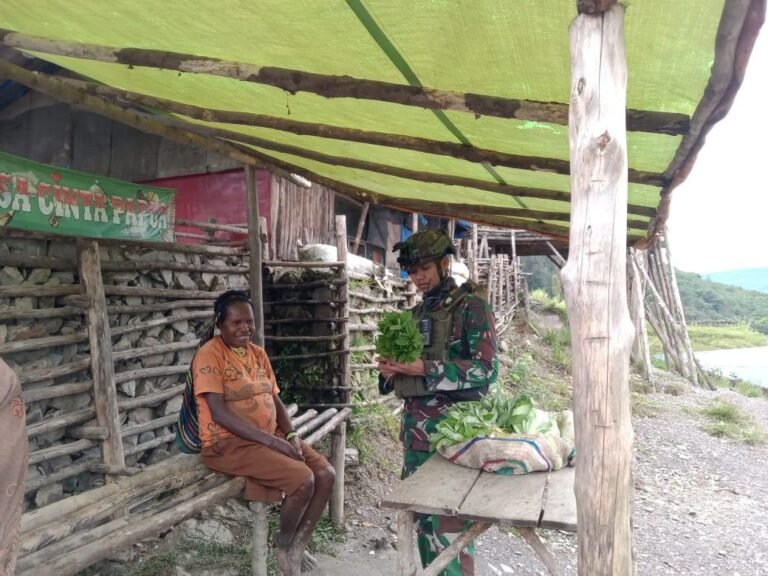 Masyarakat Semakin Terbantu Dengan Kegiatan Rosita Satgas Yonif 323 Buaya Putih