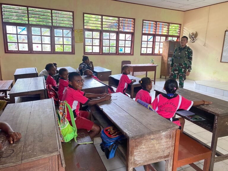 Pentingnya Cinta NKRI, Satgas Yonif 762/VYS Bekali Wasbang Siswa SD YPPK Efata Kocuwer