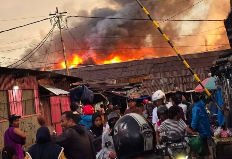 Yonif 762/VYS Bantu Padamkan Api dan Proses Evakuasi Kebakaran