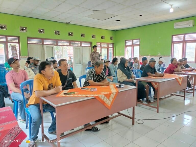 Aksi Unjuk Rasa Warga Borowetan di Kantor Kepala Desa Dipicu Karena Penyelewengan Dana