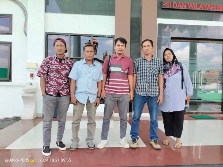 WARGA DESA BOROWETAN DATANGI KEJARI TERKAIT DUGAAN TINDAK PIDANA KORUPSI