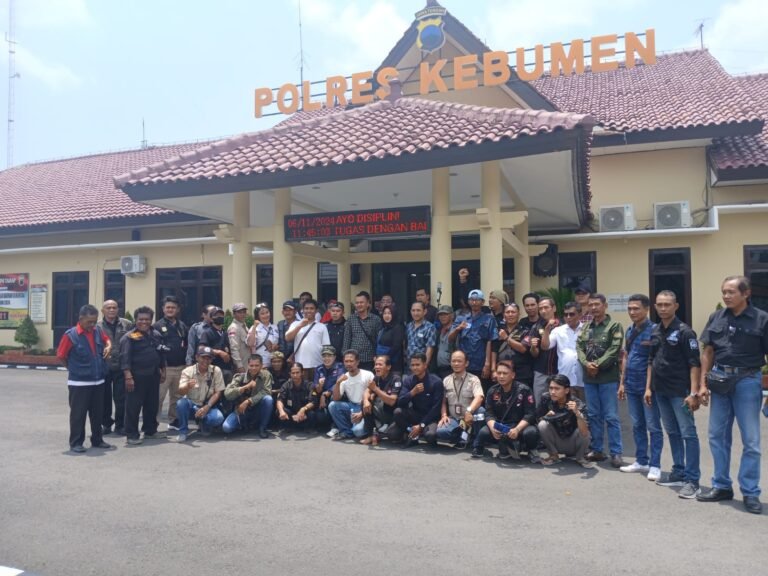 Puluhan Wartawan Sambangi Polres Kebumen Mendesak Kasus Pengeroyokan Salah Seorang Jurnalis Segera Dituntaskan