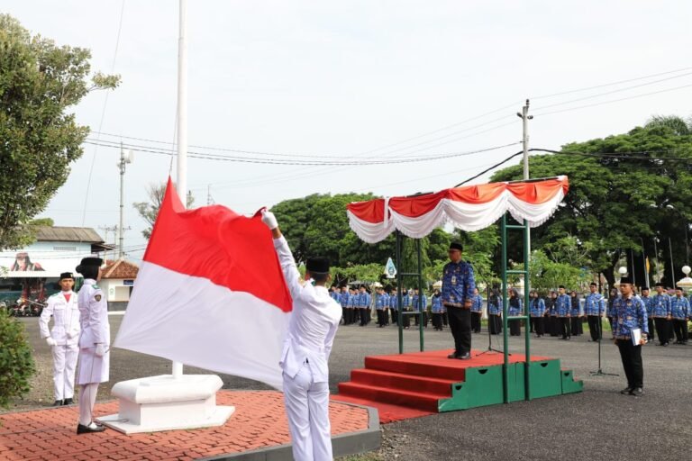 Pjs Bupati Pimpin Upacara Hari Pahlawan dan Laksanakan Tabur Bunga