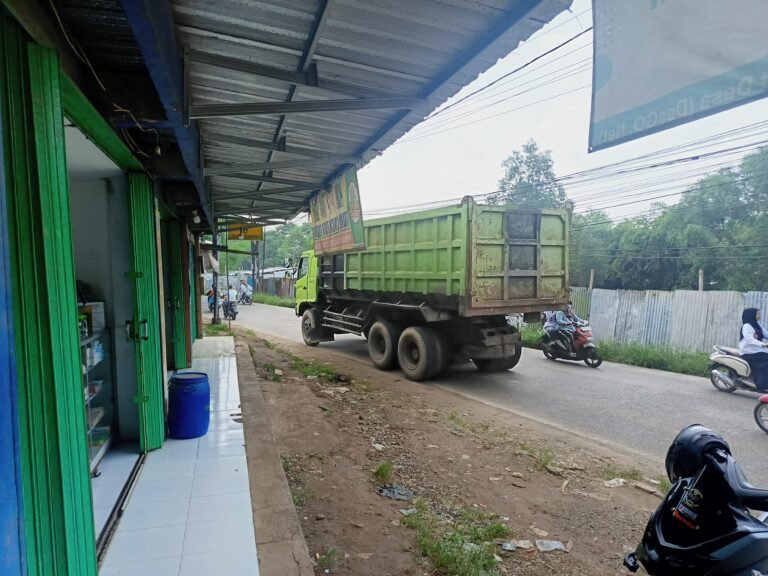 Parah, Truk bermuatan 40 Ton Masih Bebas Melewati Jalan Kabupaten Klapanunggal-Bojong
