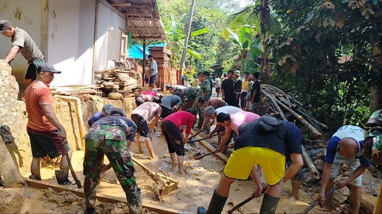 Koramil 03 Kaligesing Bersama Warga Bersihkan Material Longsor dan Perbaikan Pipa Pamsimas