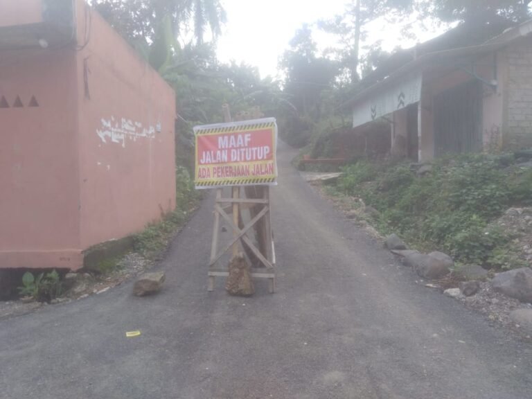 Proyek Pembangunan Jalan Desa Tanpa Papan Plang Informasi Terkesan Dibuat Asal Jadi