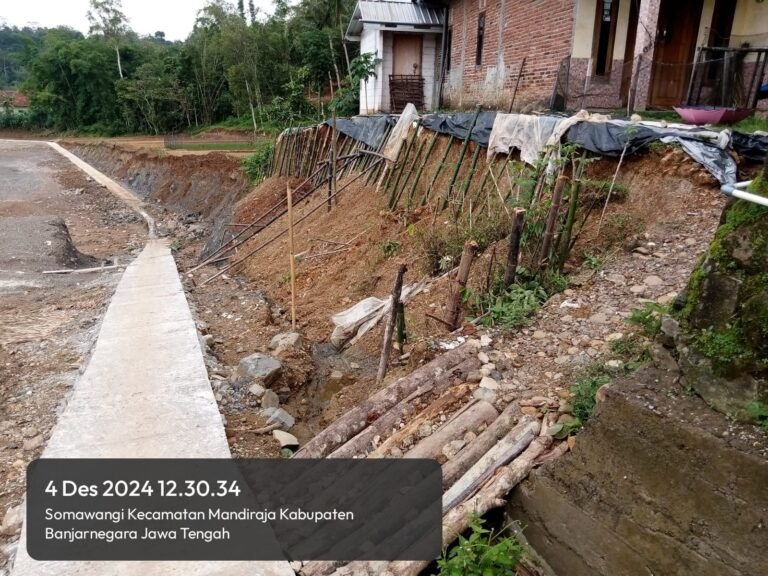 Akibat Pembuatan Lapangan dan Proyek Pembangunan Jalan Satu Rumah Terancam Longsor