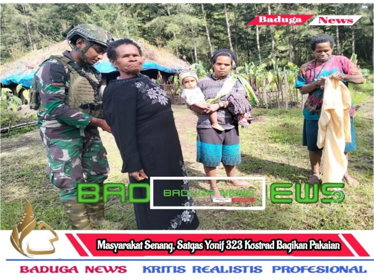 Masyarakat Senang, Satgas Yonif 323 Kostrad Bagikan Pakaian
