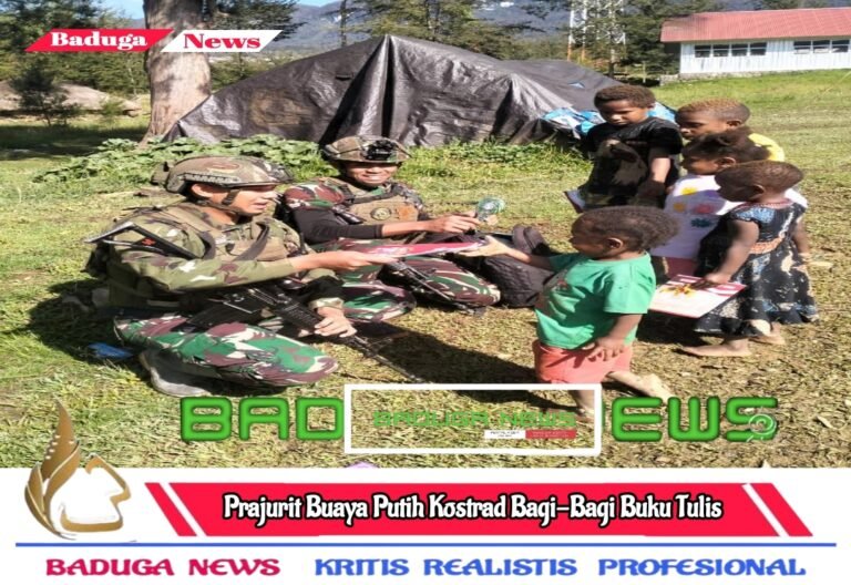 Prajurit Buaya Putih Kostrad Bagi Buku Tulis Untuk Anak-Anak Kampung Kago