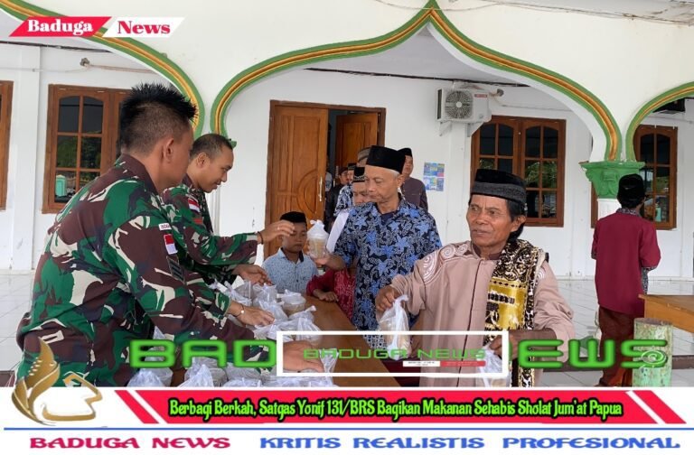 Berbagi Berkah, Satgas Yonif 131/BRS Bagikan Makanan Sehabis Sholat Jum’at Papua