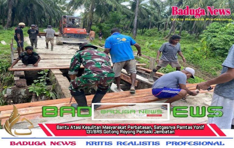 Bantu Atasi Kesulitan Masyarakat Perbatasan, Satgasnya Pamtas Yonif 131/BRS Gotong Royong Perbaiki Jembatan