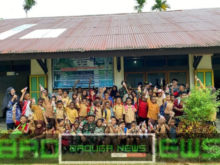 Ajarkan Kebersihan Sejak Dini, Satgas Yonif 131/BRS Ajak Anak SD Inpres PIR V Gotong Royong Bersihkan Lingkungan Sekolah