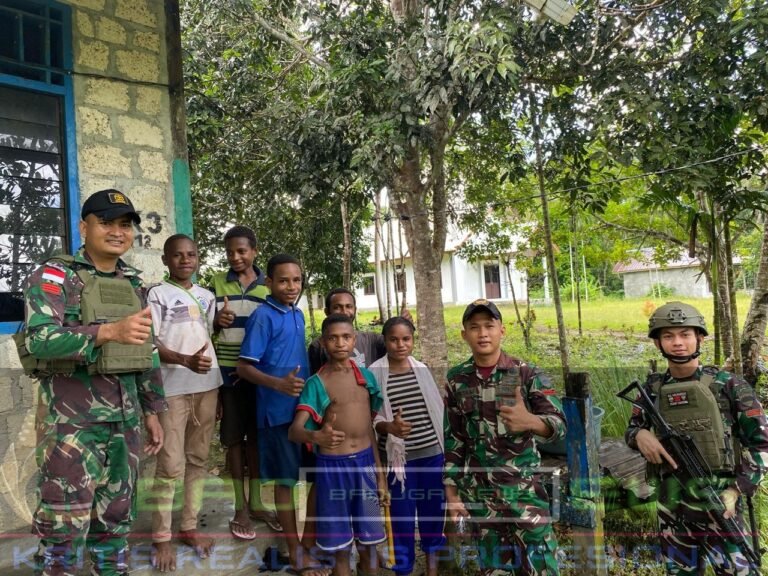 Pengabdian Tanpa Batas, Satgas Yonif 131/Brajasakti Berikan Pelayanan Pangkas Gratis untuk Warga Papua
