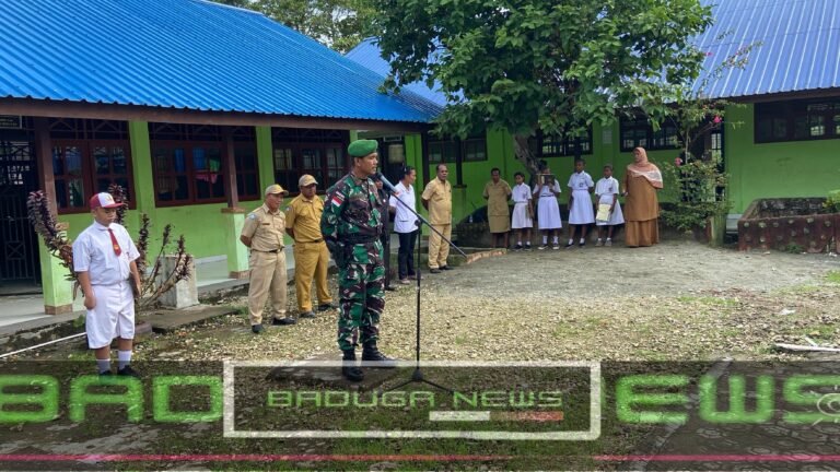 Menanamkan Jiwa Nasionalisme Kepada Pelajar di Perbatasan RI-PNG, Satgas Yonif 131/Brajasakti Melatih Upacara Bendera Murid SD Inpres Skow Sae