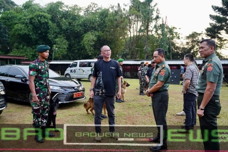Tingkatkan Kemampuan K9 TNI, Panglima TNI Tinjau Pelatihan Anjing Pelacak di Bogor