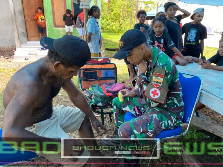Berikan Pelayanan Kesehatan Gratis, Satgas Yonif 131/Brajasakti Bantu Tingkatkan Kesehatan Masyarakat Perbatasan Papua