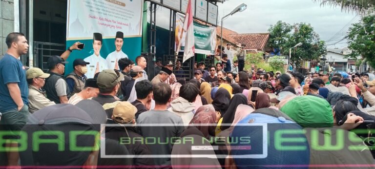 Aksi Damai Warga Tenjolaya Dalam Menolak Rencana Penggusuran Lahan
