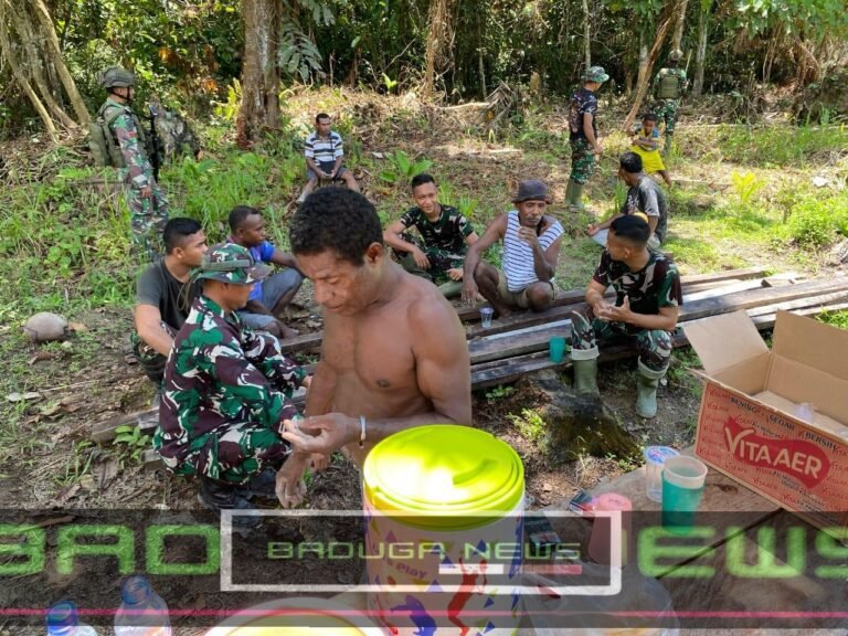 Bahu Membahu Bersama Masyarakat, Satgas Yonif 131/Brajasakti Membangun Gereja di Perbatasan Papua
