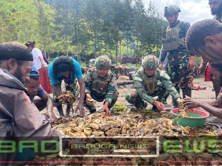 Kasih Terbakar di Tanah Tinggi: Satgas TNI dan Warga Ilaga Rayakan Paskah dengan Bakar Batu