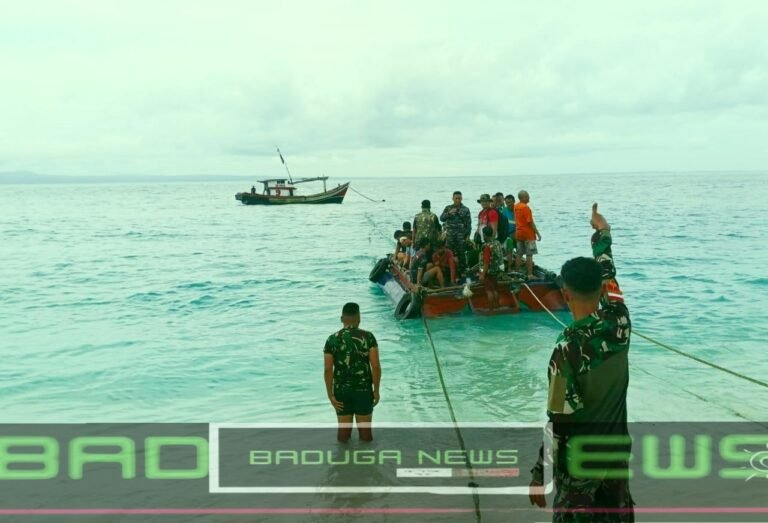 Satgas Marinir TNI AL Evakuasi Awak Kapal KM. Lombok yang Mengalami Kecelakaan di Perairan Laut Pulau Deli Banten