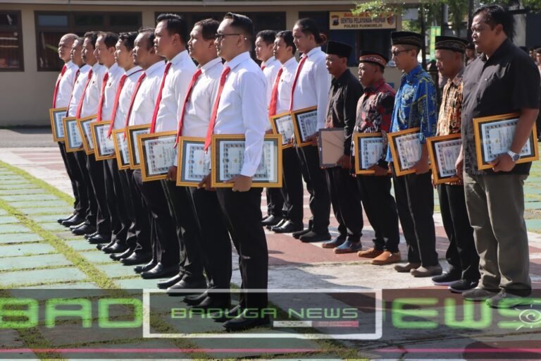 Kapolres Purworejo Berikan Reward kepada Personel dan Warga Berprestasi