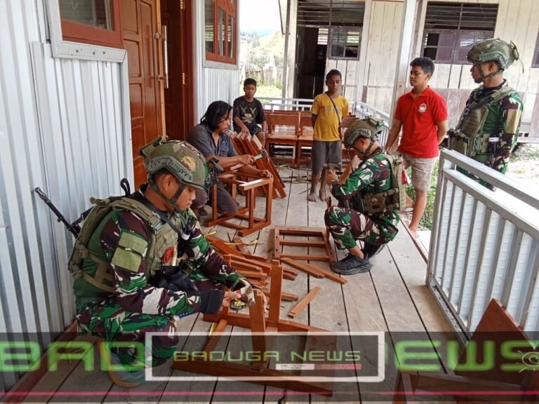 Jejak TNI di Tanah Papua: Menata Meja, Merangkai Harapan di SD Inpres Sinak