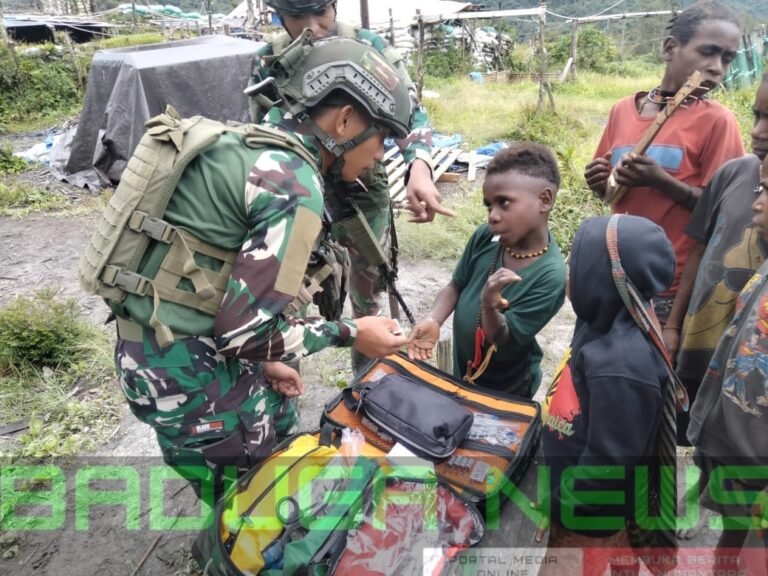 Tak Perlu Paksa, Warga Dambed Rela Antre demi Pelayanan Satgas TNI