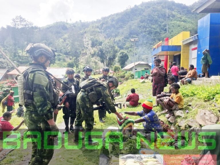 Heroik di Medan Lain! Prajurit TNI Borong Hasil Tani Warga Papua, Petani Senyum Lega: Terima Kasih Bapak-Bapak Tentara