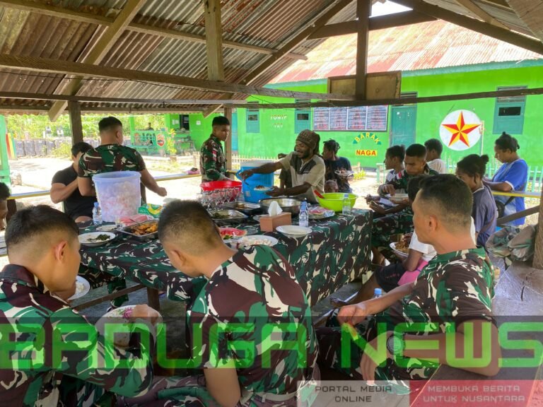 Hangat dan Penuh Canda, Satgas Yonif 131/Brajasakti Makan Bareng Warga Kampung Waris