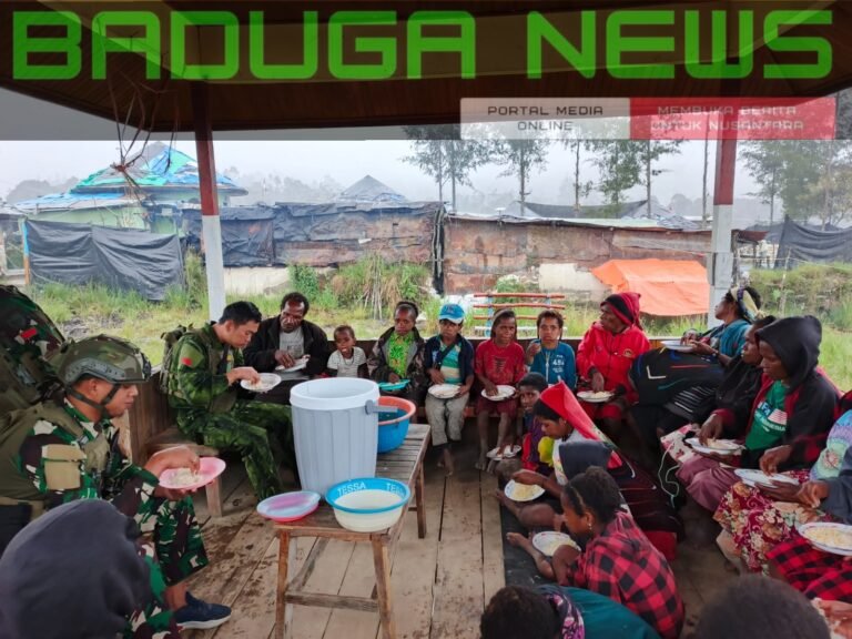 Hujan Tak Halangi Kebersamaan TNI dan Warga Eronggobak Ibadah dan Makan Bersama