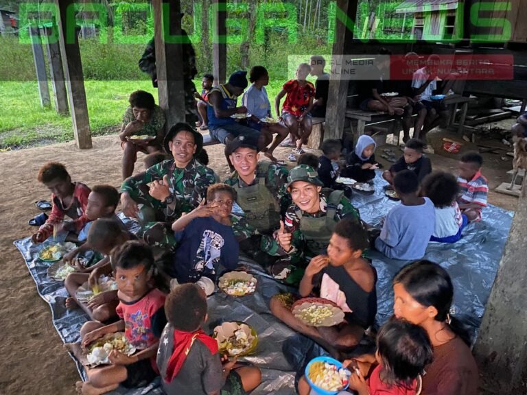 Manunggal Dengan Masyarakat Perbatasan Papua, Satgas Yonif 131/Brajasakti Makan Bersama Dengan Masyarakat Kampung Skofrow